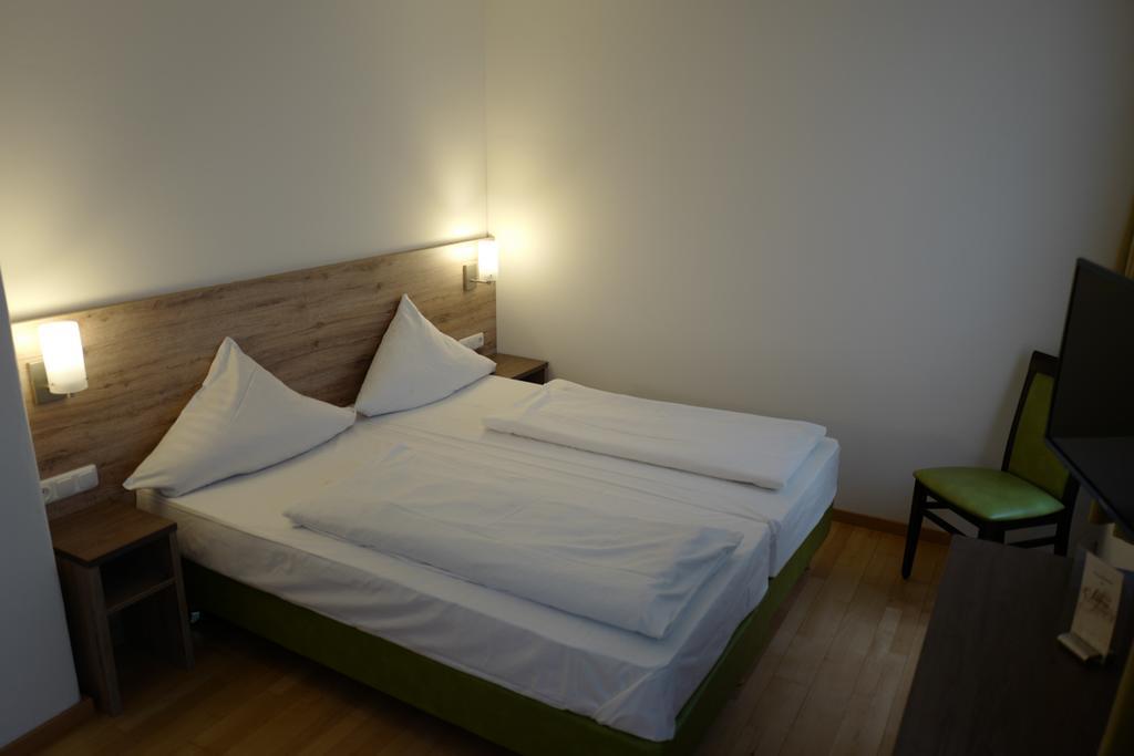 Hotel Stern Gersthofen Exteriör bild